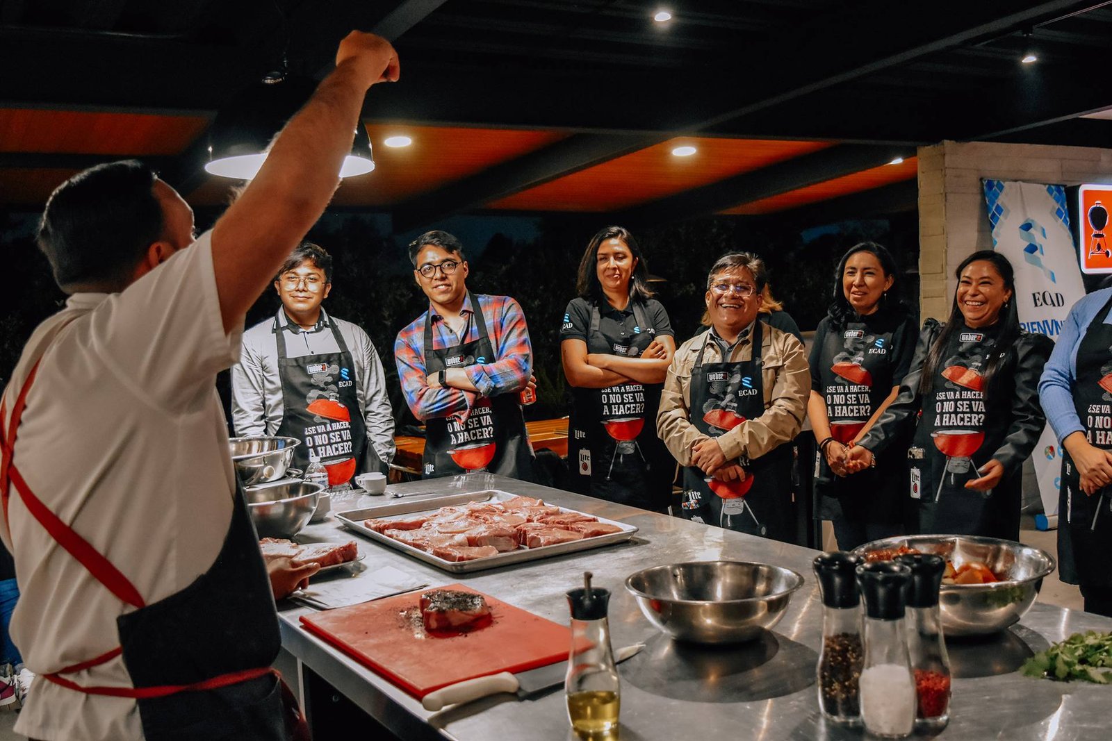 Clase de parrillada weber chef enseñando a alumnos